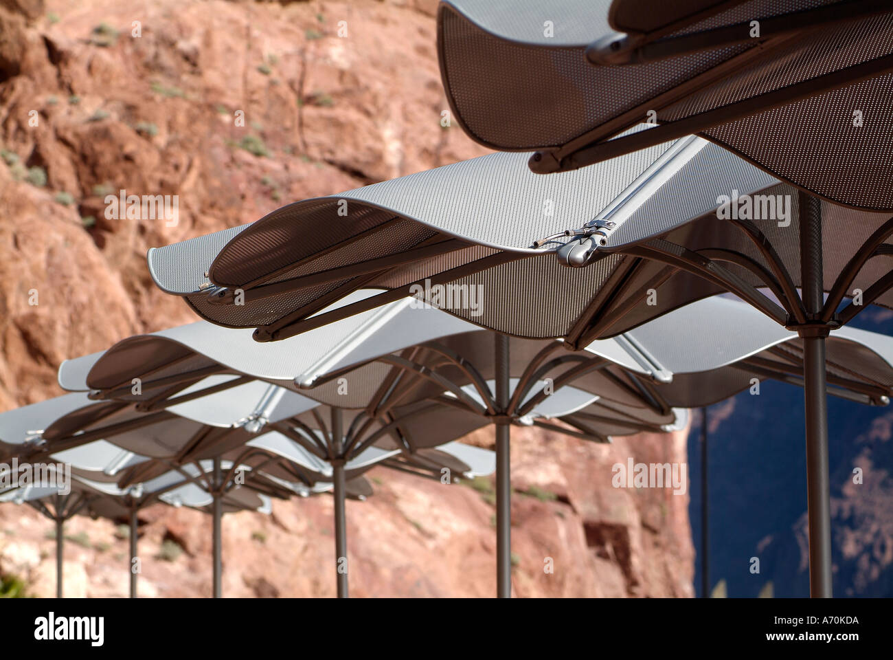 Alignement de parasols un barrage Hoover Banque D'Images