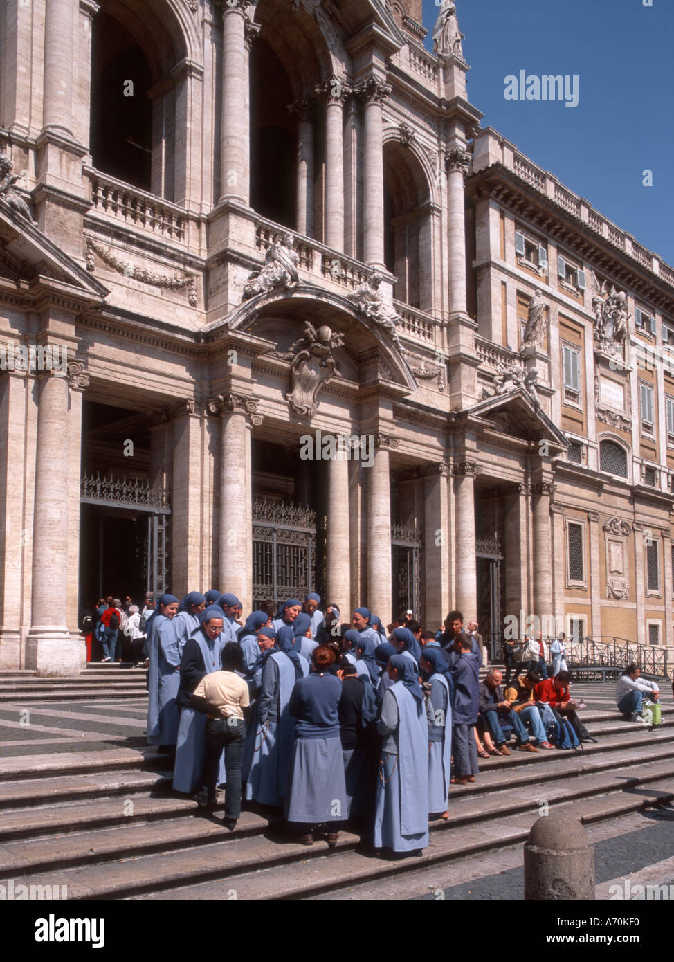 Rome, Latium, Italie. Église de Santa Maria Maggiore. Façade Sud avec un groupe de religieuses Banque D'Images