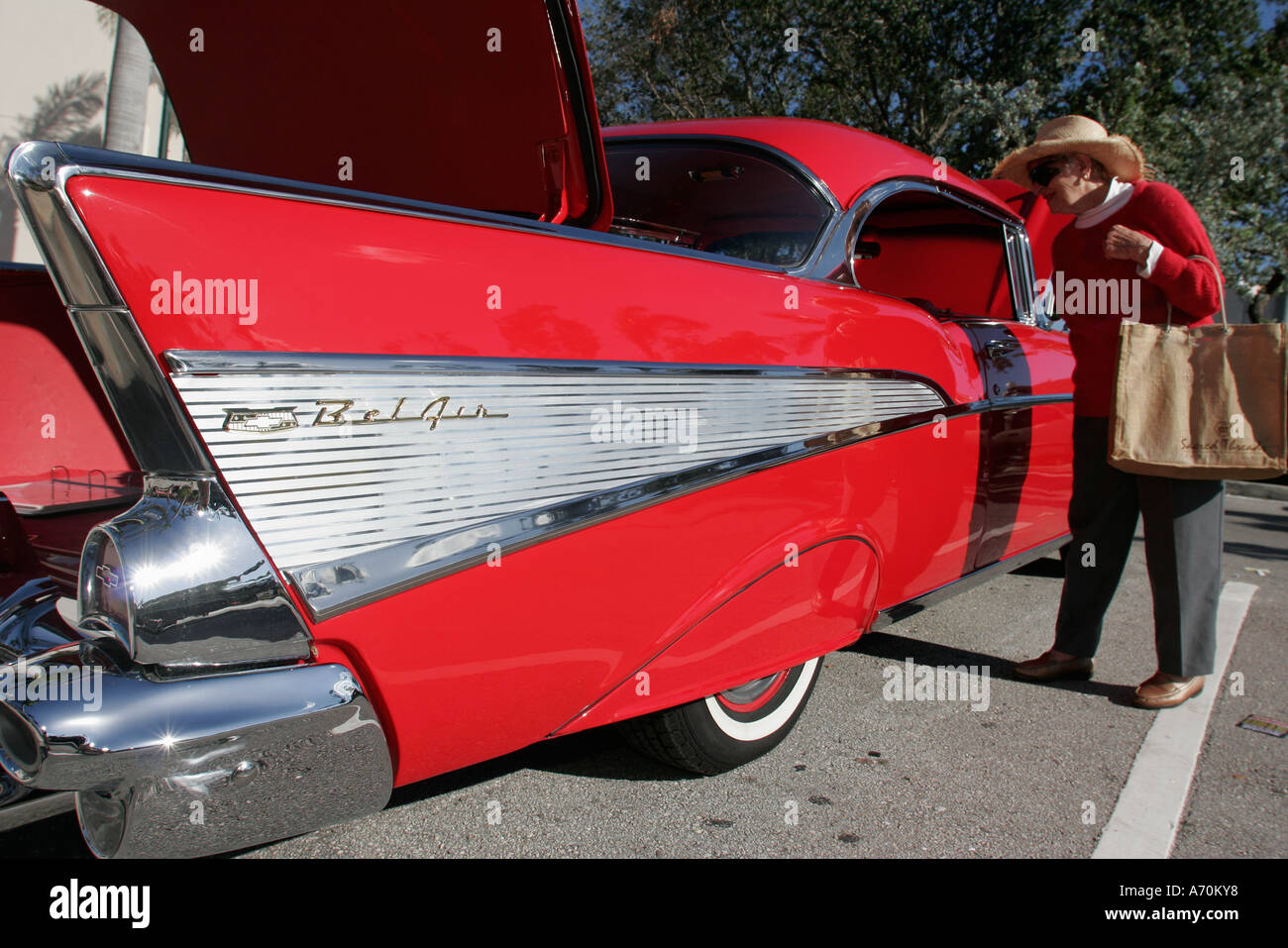 Hollywood Florida,voitures de rêve Classic,antique,collectionneur,rouge 1957 Chevrolet Bel Air,fin de queue,aînés citoyens âgés pensionné Banque D'Images