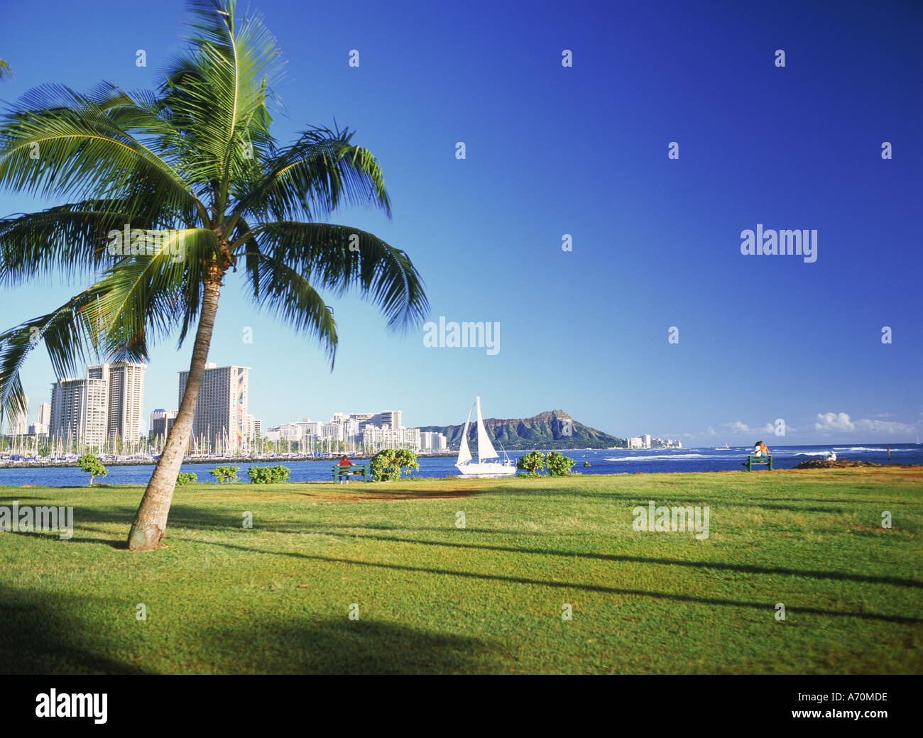 Diamond Head et hôtels le long de la plage de Waikiki à partir de Magic Island sur le port d'Ala Wai Banque D'Images