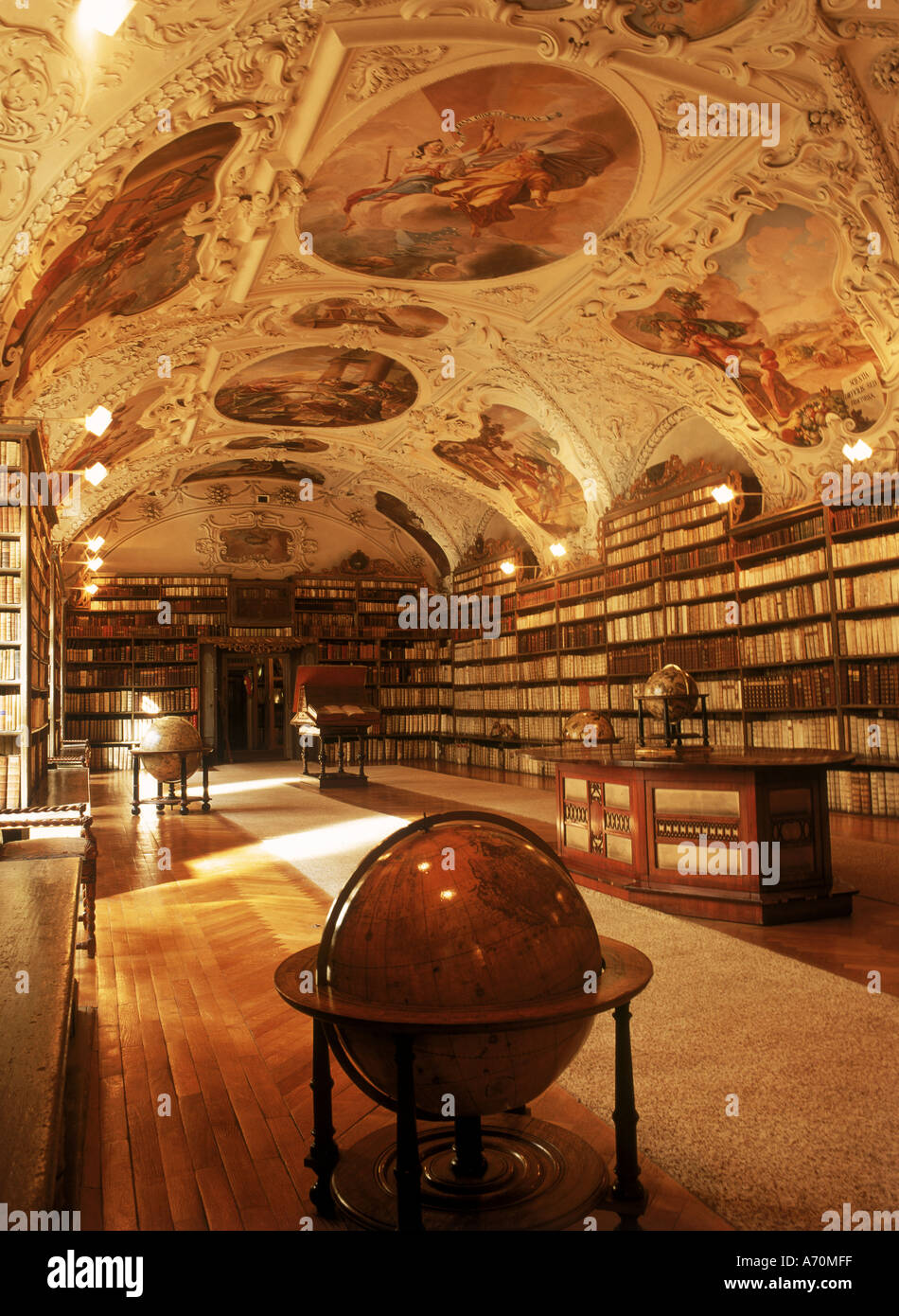 La salle théologique dans la bibliothèque de Strahov au monastère de Strahov à Prague République Tchèque Banque D'Images