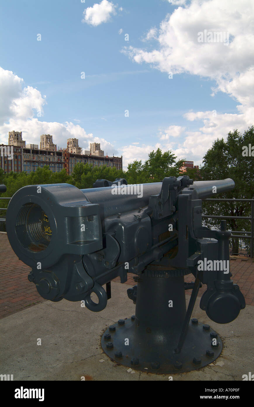 Des pièces d'artillerie en direction de la ville de Montréal Québec Banque D'Images