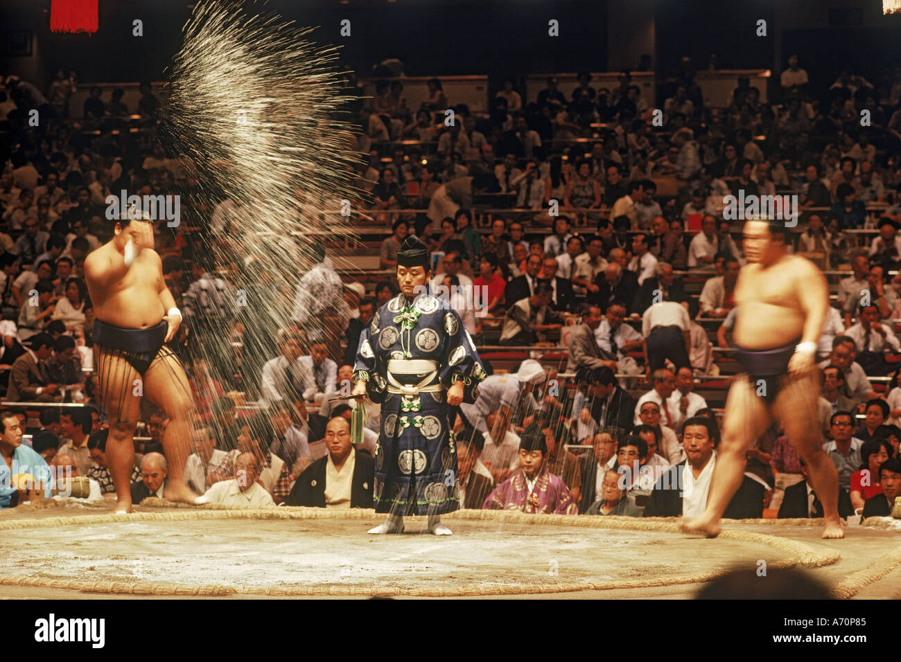 Sumo wrestling lutte avant de lancer la cérémonie de sel en anneau ou dohyo Banque D'Images