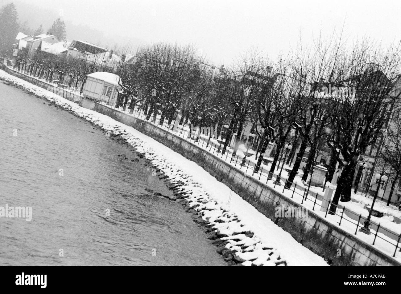 L'Europe, Autriche, Salzbourg. La banque de la rivière Salzach en hiver Banque D'Images