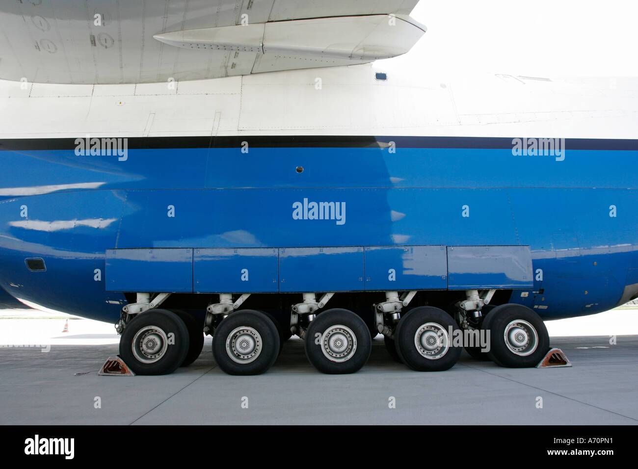 Munich, Allemagne, le 30 août 2005 - d'atterrissage d'un Antonov 124 sur l'aéroport de Munich. L'un 124 est le deuxième plus grand navire de l'air Banque D'Images