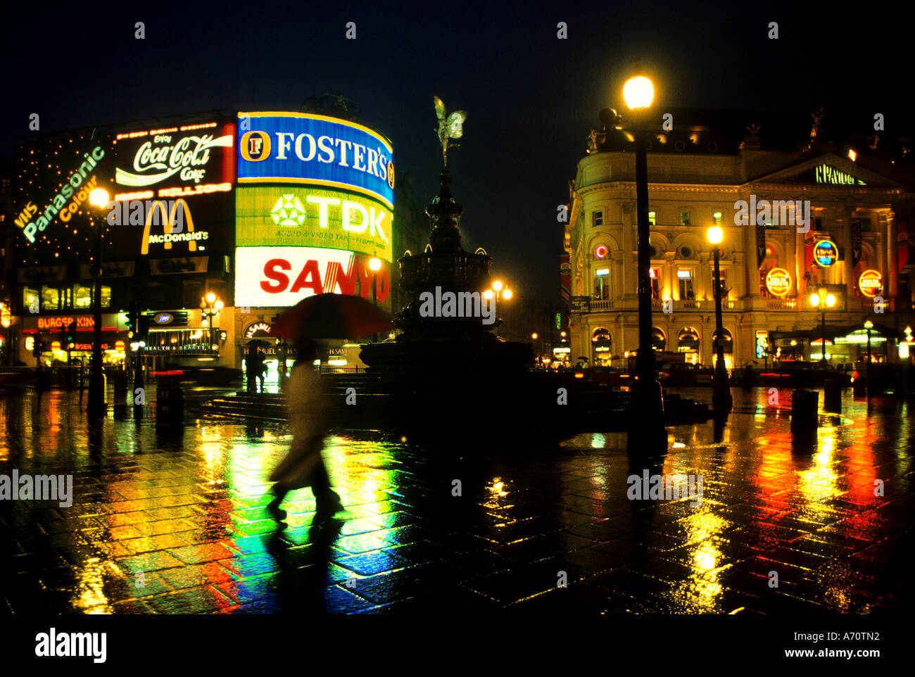 Piccadilly Circus par nuit Pluie Transports en Angleterre Londres Banque D'Images