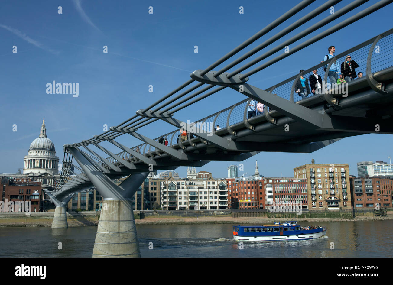 Le Millenium Bridge, construit pour le tournant du siècle, enjambant le Thamse avec les piétons, et de la ville, Londres Banque D'Images