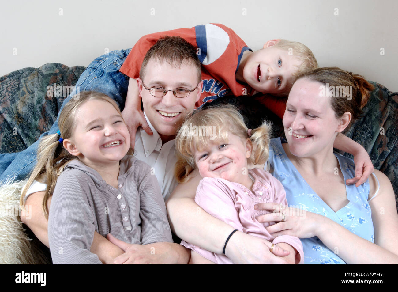 La famille Barnes dont le fils Ethan lui a sauvé la vie de bébé en faisant don de ses sœurs de la moelle osseuse. Banque D'Images