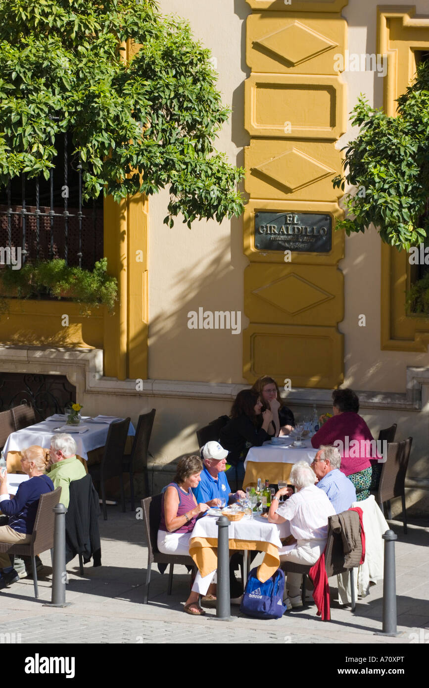 Province de Séville Séville Espagne Clients restauration pour les tables en plein air au restaurant El Giraldillo Banque D'Images