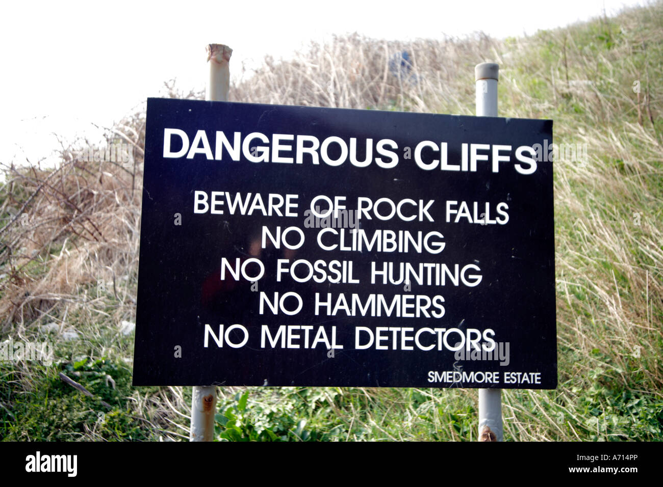 Ce conseil signe Kimmeridge falaises Dorset Angleterre Banque D'Images