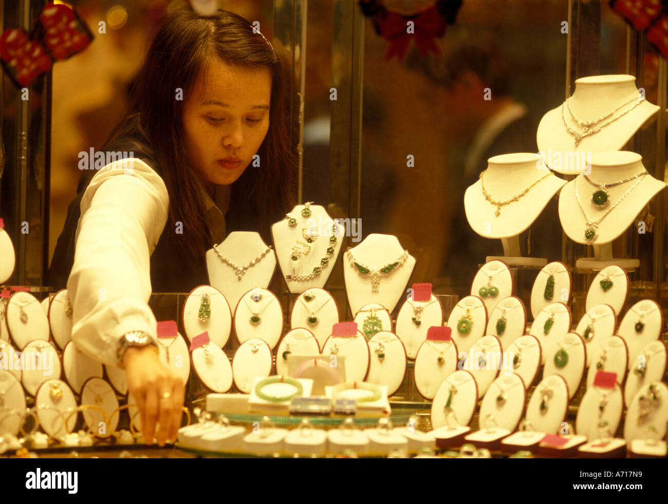 Chine Hong Kong femme travaille dans une bijouterie dans de nouveaux territoires Banque D'Images