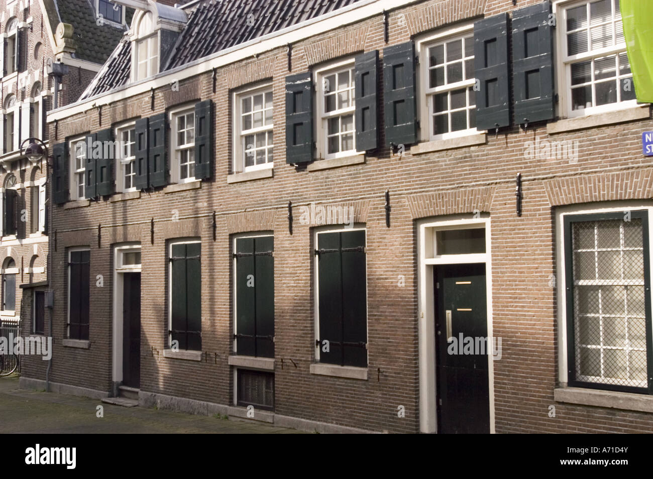 Bâtiment historique en briques dans l'ancien quartier juif Jodenbuurt, zone de la synagogue portugaise, Amsterdam, Hollande. Banque D'Images
