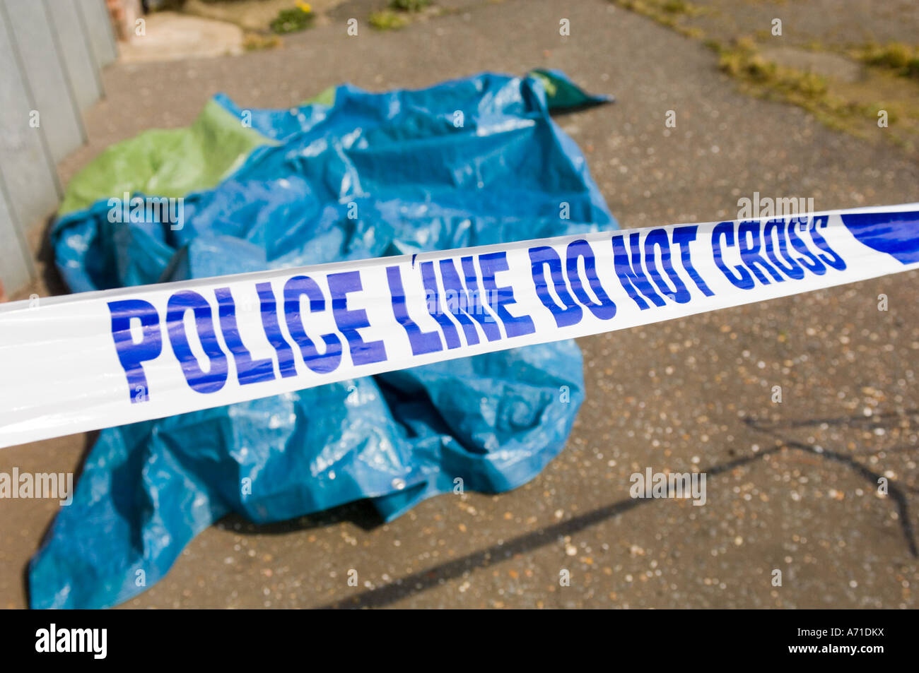 Bande de police bleu et blanc périmètre de la scène d'un crime Banque D'Images