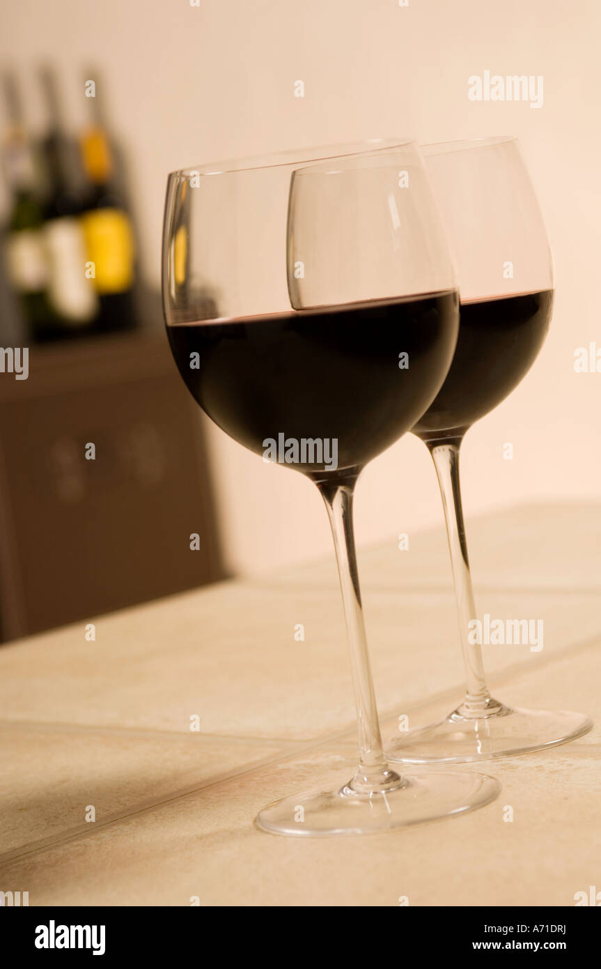 Une paire de verres à vin en forme de tulipe rempli de vin rouge Banque D'Images