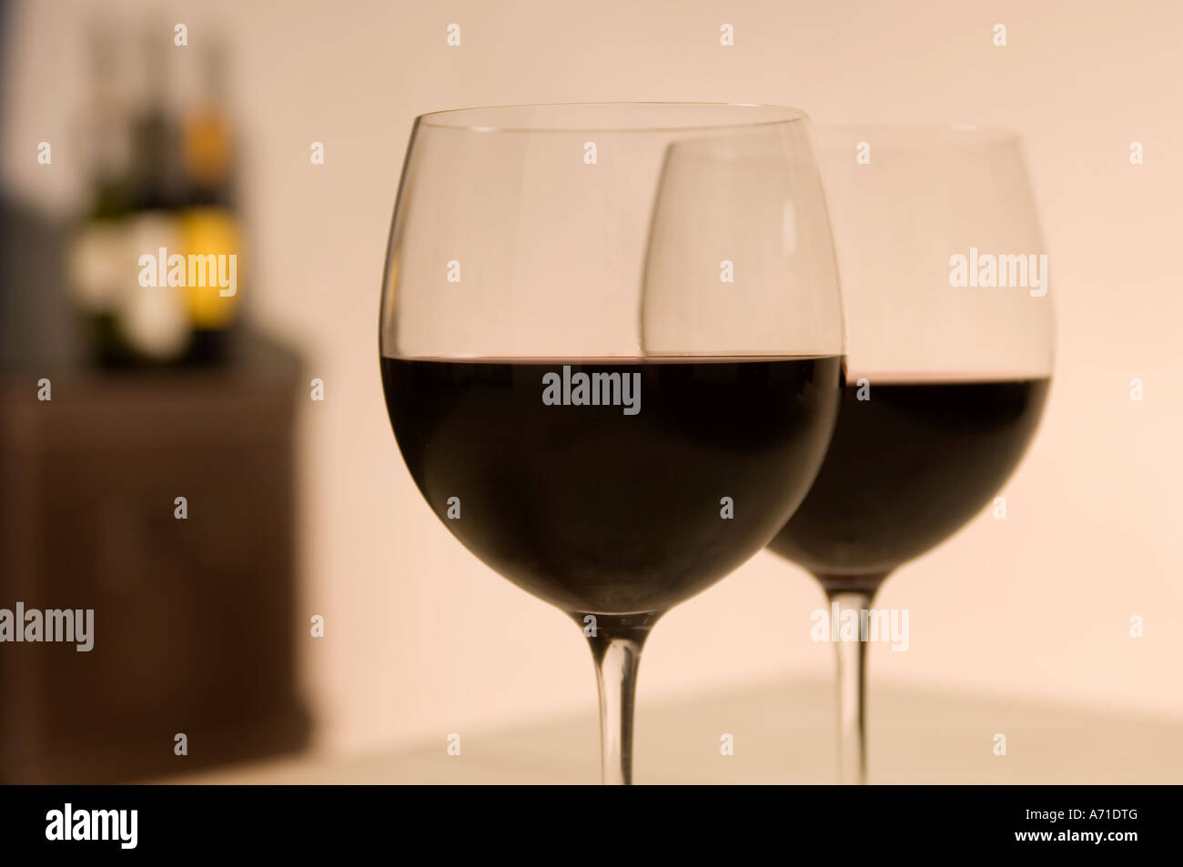 Une paire de verres à vin en forme de tulipe rempli de vin rouge Banque D'Images