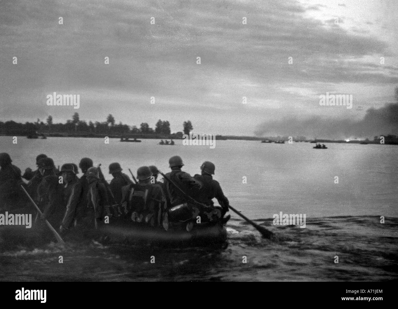 Événements, seconde Guerre mondiale / seconde Guerre mondiale, Russie 1941, avance allemande, soldats allemands traversant le fleuve Bug dans la matinée du 22.6.1941 avec des bateaux gonflables, Banque D'Images