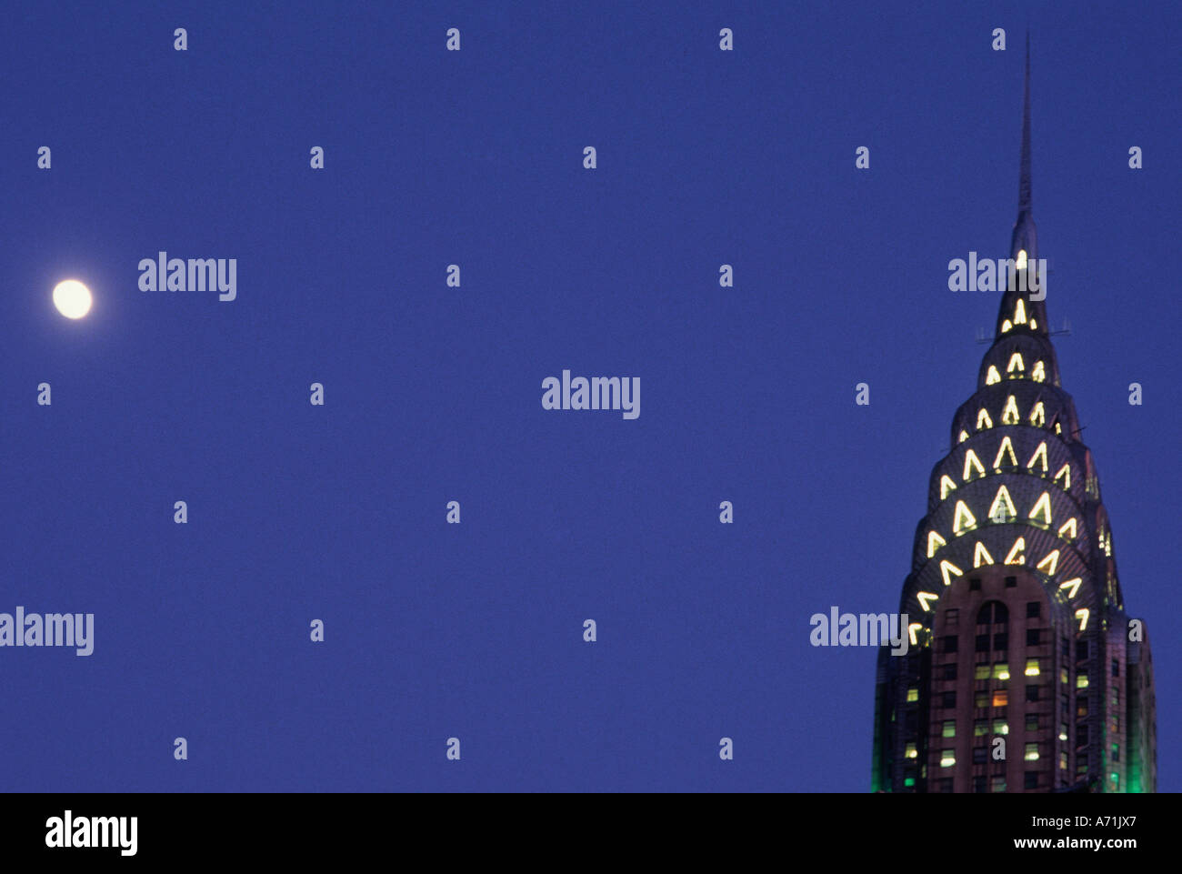 Le Chrysler Building, New York, Midtown Manhattan. Gratte-ciel historique art déco emblématique illuminé la nuit sous une pleine lune. New York City Landmark. Banque D'Images