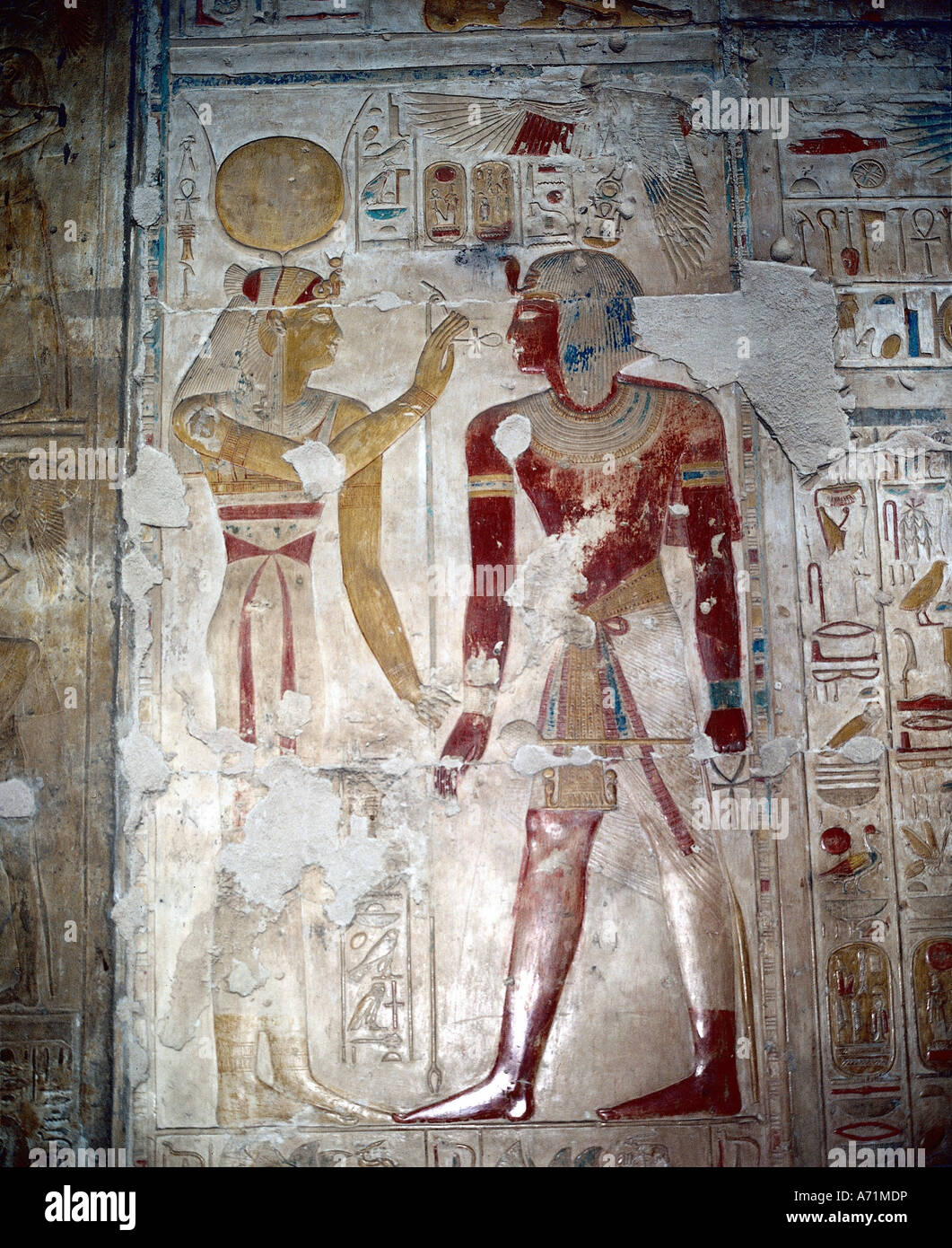 Sethi I, roi d'Egypth, vers 1304 - 1290 avant J.-C., )xixe dynastie), avec Isis, divinité impériale qui reçoit les insignes d'Horus, murial pa Banque D'Images