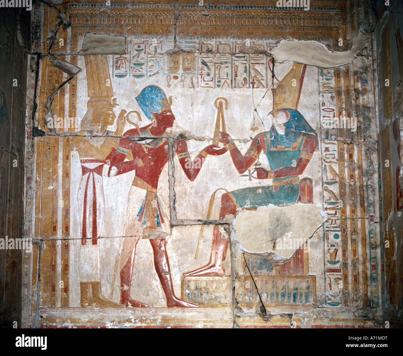 Sethi I, roi d'Egypth, vers 1304 - 1290 avant J.-C., )xixe dynastie), avec son épouse reine Tuya, recevant les insignes impériaux d'Horus, muri Banque D'Images