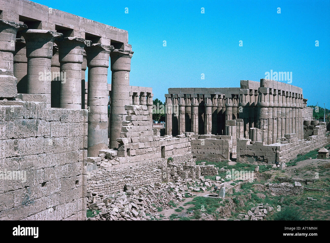 Géographie / voyage, Egypte, Louxor, temple d'Amun-Ra, colonnade et cour de colonne du roi Amenopis III (Régna env. 1490 - 1364 av. J.-C., 18ème dynastie), vue, côté ouest du complexe de dieu Amon-Re dans la capitale Thèbes, architecture, religion, nouvel empire, colonnes, cour, cour intérieure, beaux-arts, antiquité, historique, ancien, ruine, Amun Ra, dix-huitième, Amon Re, site culturel mondial de l'UNESCO, ancien monde, Banque D'Images