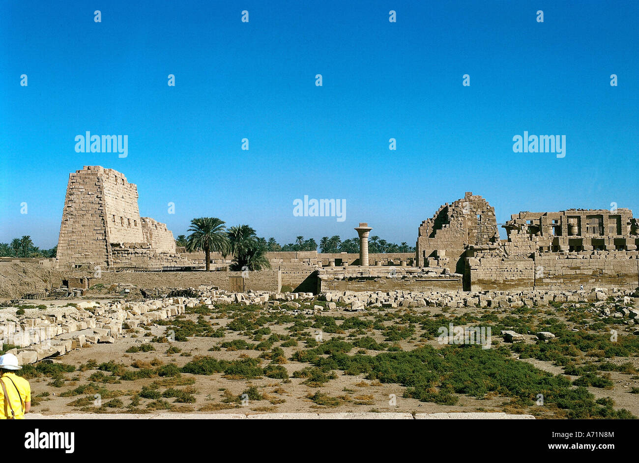 Géographie / voyage, Egypte, Karnak, temple d'Amun-Ra, 1ère pylon du roi Nektanebos I., 2ème pylon du roi Haremhab, sur le droite péristalte de Setos I. et Ramesses, Ramses II., vue, vestiges du temple de Ramesses, Ramses II, pharaoh Horhheb (régna env. 1306 - 1306 dynastie BC) SETI I. et Ramesses, Ramses la grande, 19ème dynastie, Nektanebos (régna env. 380 - 362 av. J.-C., 30ème dynastie), ruine, une partie du complexe de temple de Dieu Amon-Ra, architecture, religion, antiquité, historique, historique, ancien, sud, premier, amun ra, amon, dix-huitième, dix-neuvième, , Banque D'Images