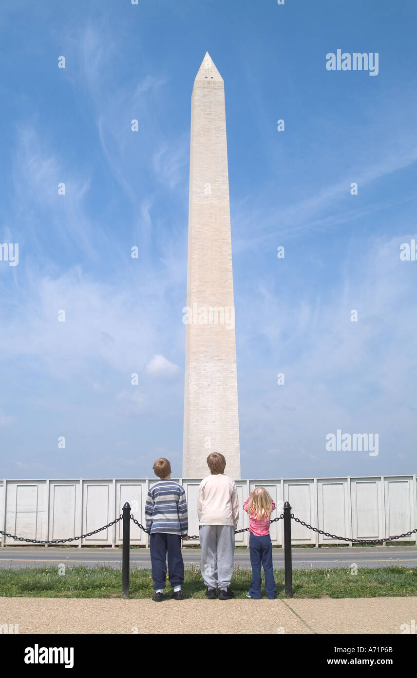 Washington Monument avec trois enfants jusqu'à Washington D C USA Banque D'Images