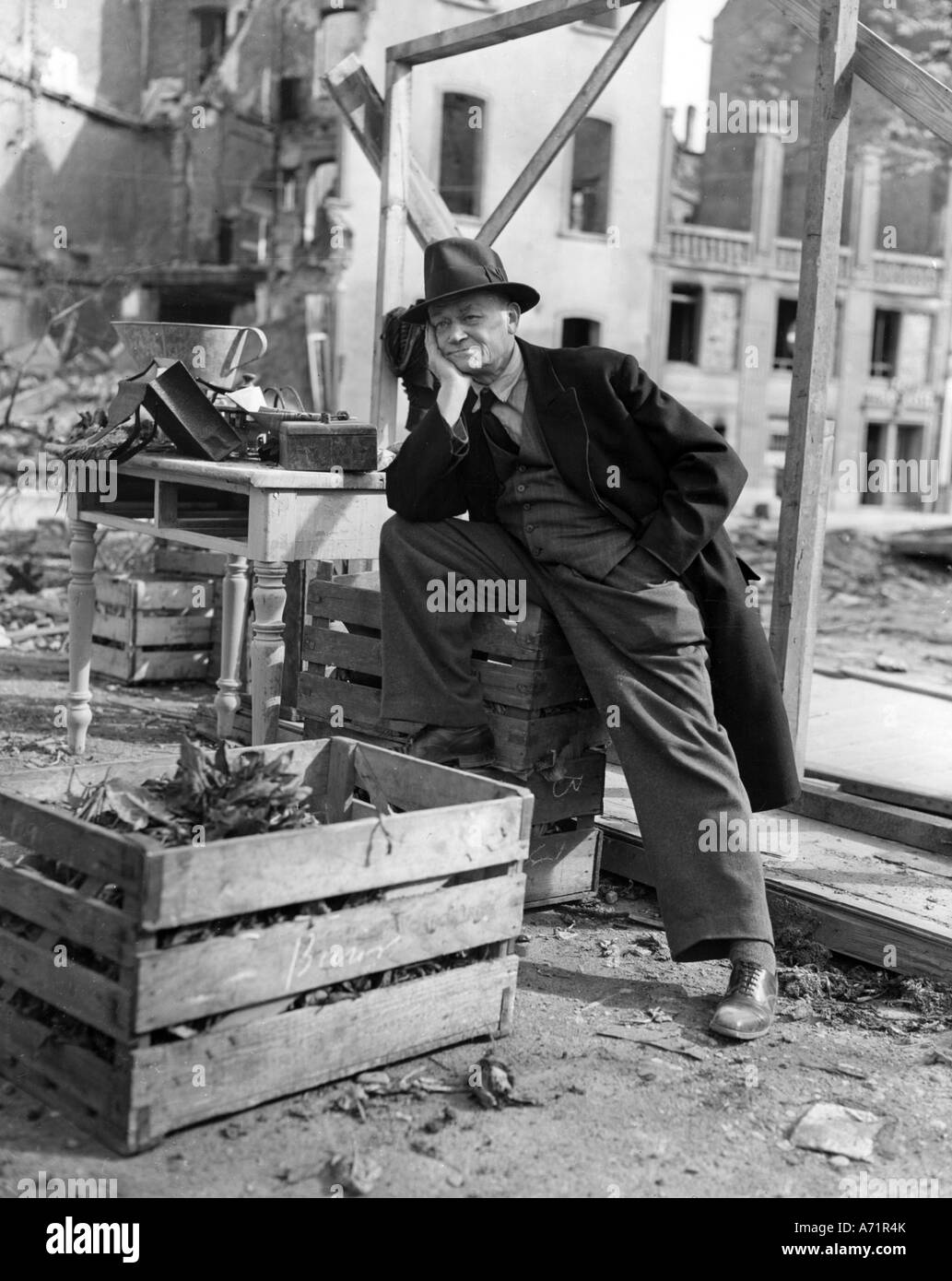 Evènements, deuxième Guerre mondiale / seconde Guerre mondiale, Allemagne, marchand de légumes à Cologne après l'occupation de la ville par les Alliies, 10.4.1945, Banque D'Images