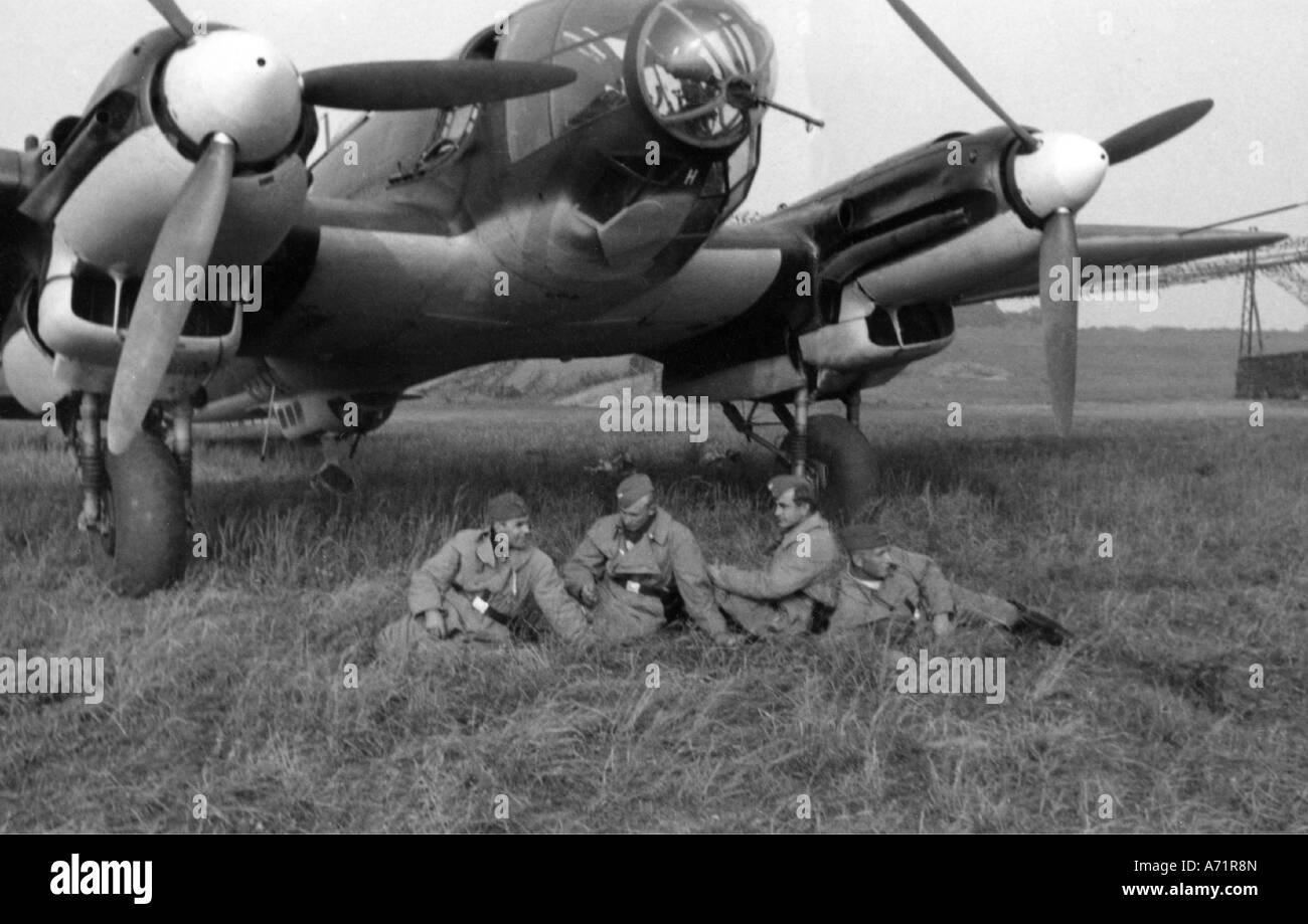 Événements, seconde Guerre mondiale / seconde Guerre mondiale, guerre aérienne, avions, bombardier moyen allemand Heinkel He 111 sur un aérodrome en France, août 1940, l'équipage assis devant lui, XXe siècle, historique, bataille d'Angleterre, bombardiers, Luftwaffe, Wehrmacht, Allemagne, troisième Reich, avion, avions, soldats, He111, He-111, 1940, population Banque D'Images