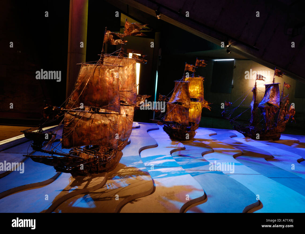 Expositions au musée Vasa à Stockholm en Suède montrent à la fois le navire réel et les modèles du 17e siècle battleship Vasa Banque D'Images