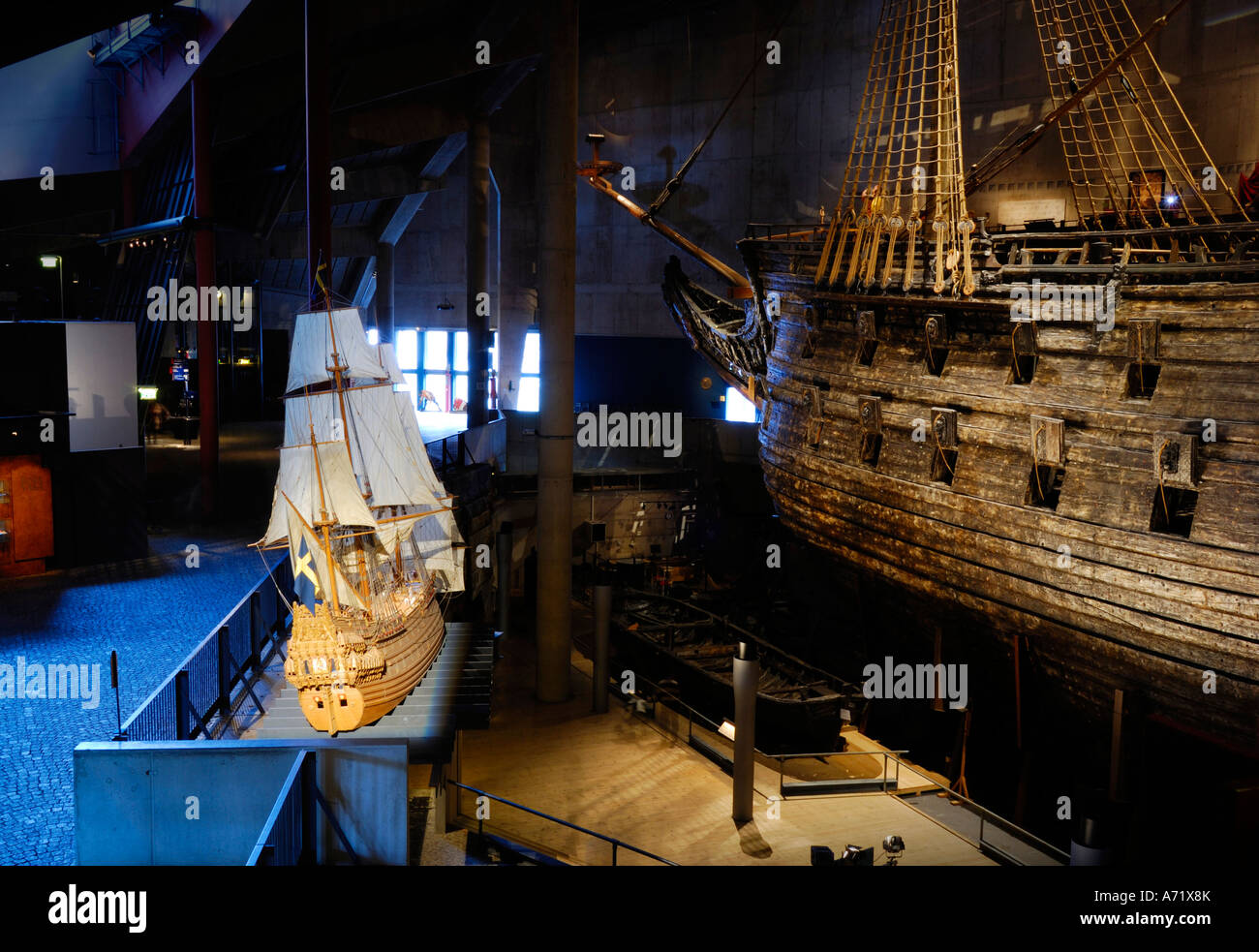 A 3-4 mètres de long modèle du 17e siècle battleship Vasa (navire réel dans l'arrière-plan) à le musée Vasa à Stockholm en Suède Banque D'Images