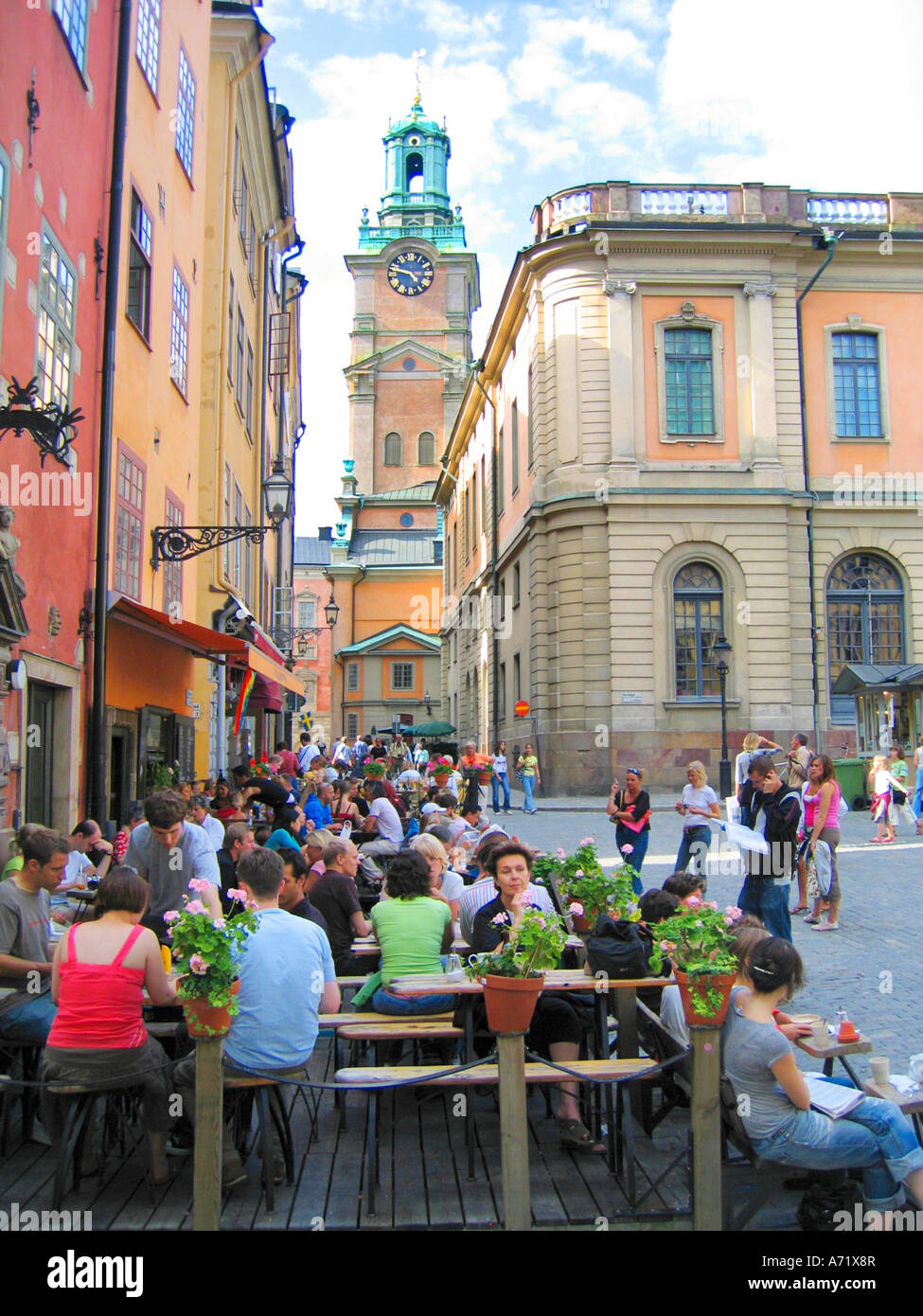 Les touristes et Stockholmers vous détendre au café populaire Chokladkoppen sur la place Stortorget, quartier de la vieille ville, Stockholm, Suède Banque D'Images