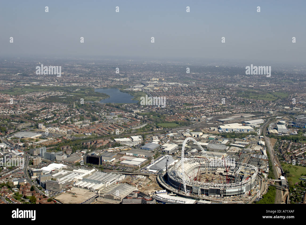 Haut niveau de l'antenne vue oblique au nord-est de Wembley Park et Brent Reservoir avec nouveau stade en construction London HA9 SW9 Banque D'Images