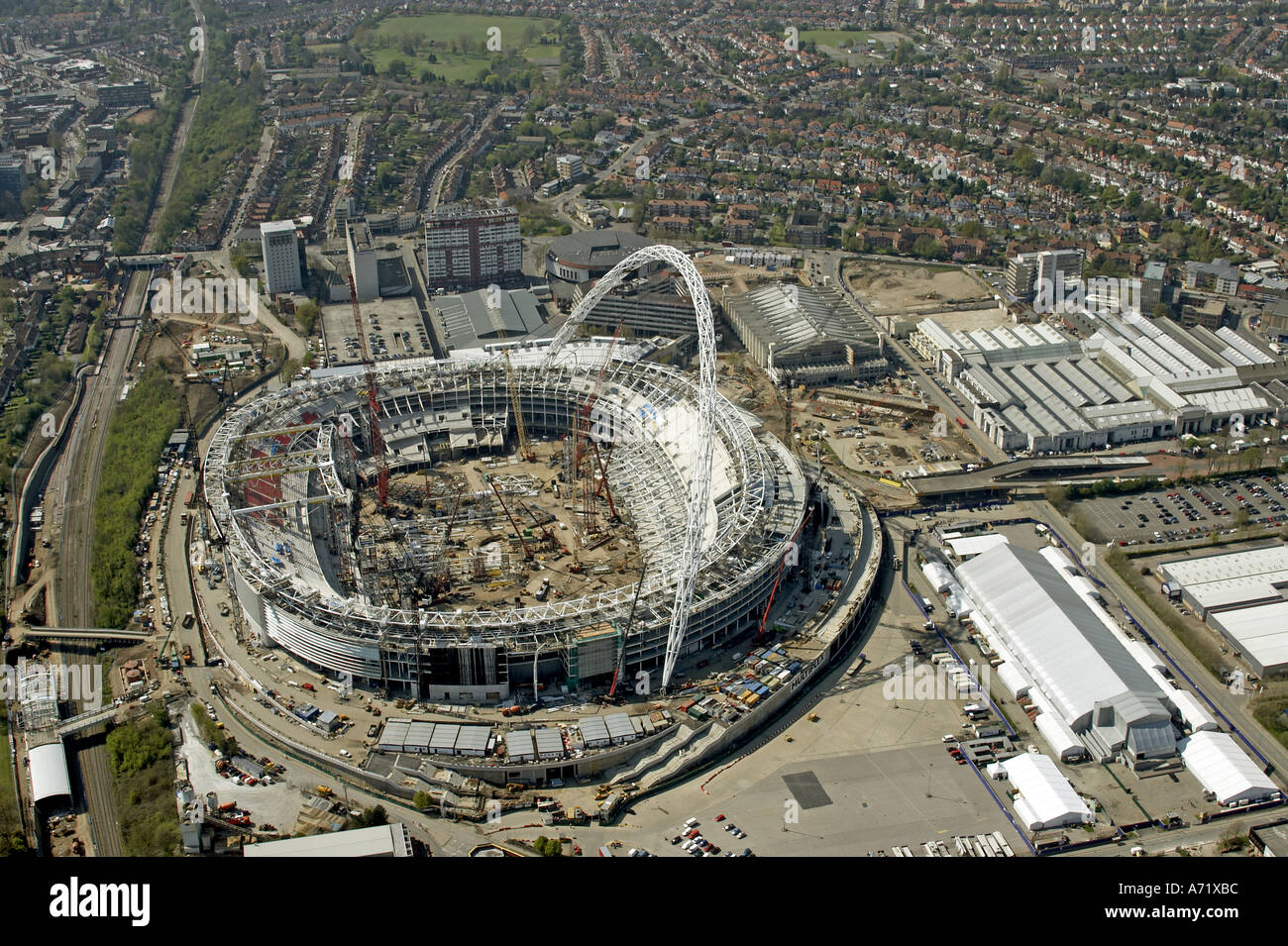 Haut niveau de l'antenne vue oblique à l'ouest du nouveau stade de Wembley en construction London HA9 Angleterre Avril 2005 Banque D'Images