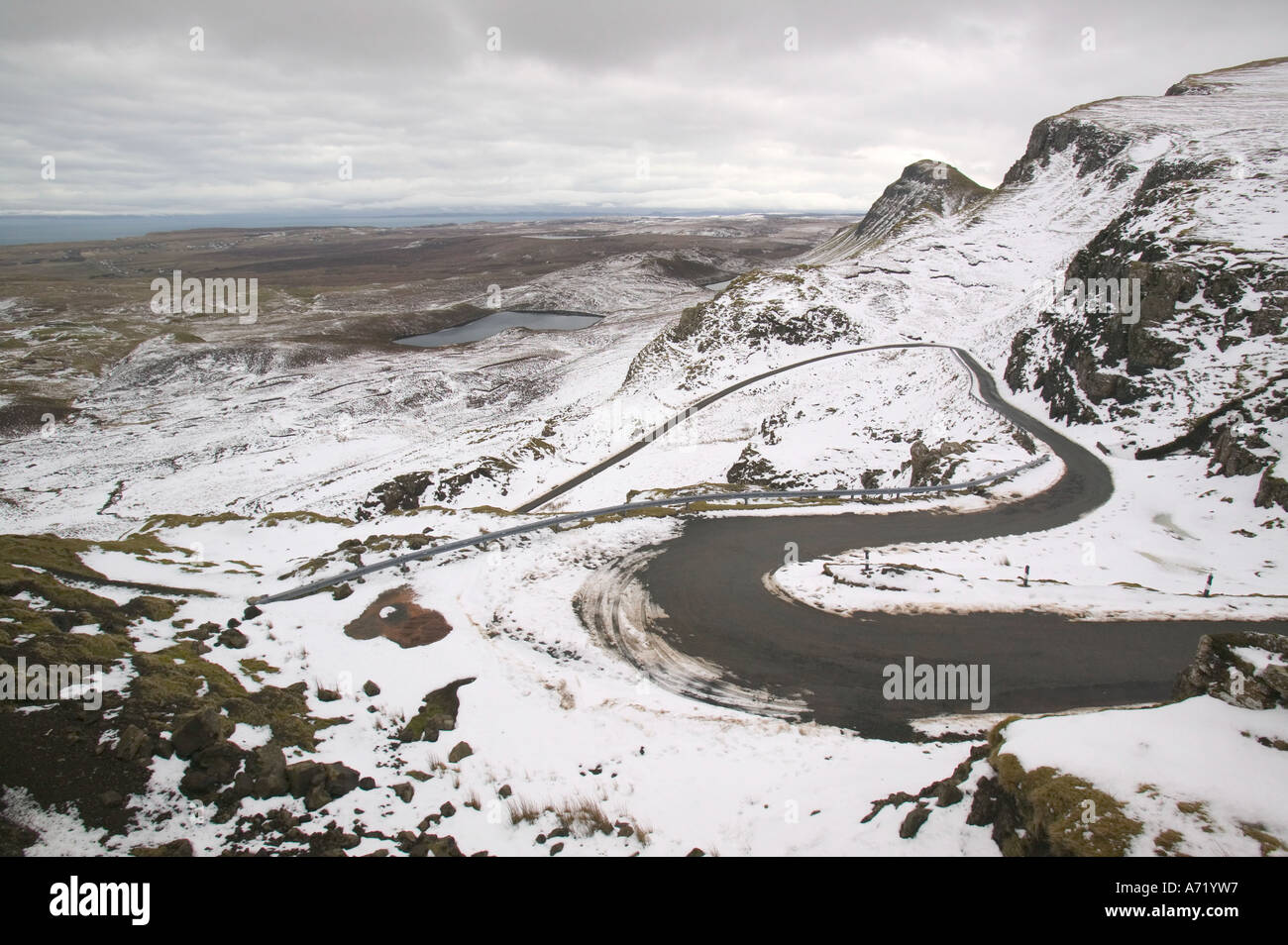 Un virage en épingle sur une route de montagne sur Trotternsih, Isle of Skye, Scotland, UK, en hiver Banque D'Images