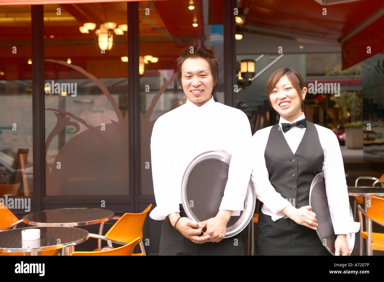 Serveurs standing in front of coffee shop Banque D'Images