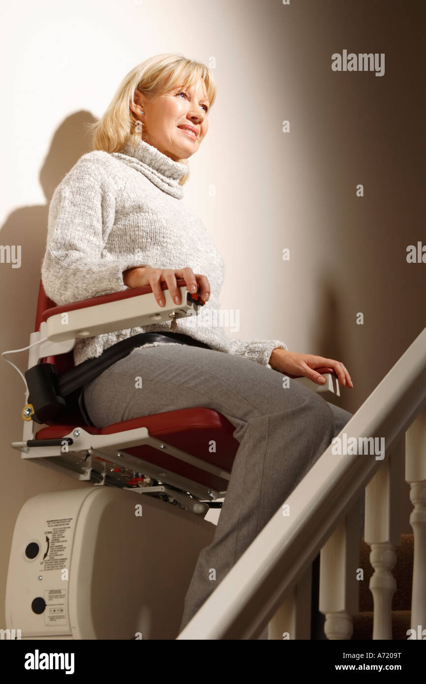 Femme à l'aide de monte-escalier Banque D'Images