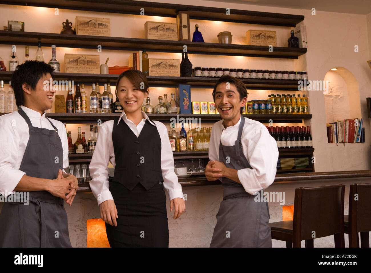 Chefs et serveuse parlant Banque D'Images