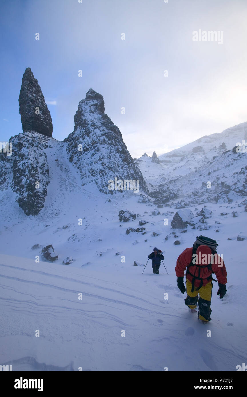 Les grimpeurs en marchant dans le Vieil Homme de Storr, dans la neige, près de la péninsule de Trotternish, Portree, Isle of Skye, Scotland Banque D'Images