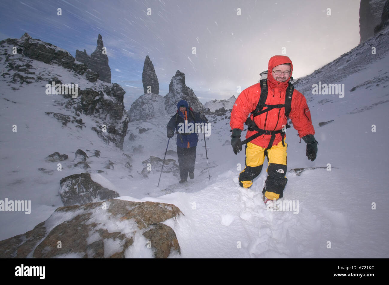 Les grimpeurs en marchant dans le Vieil Homme de Storr, dans la neige, près de la péninsule de Trotternish, Portree, Isle of Skye, Scotland Banque D'Images