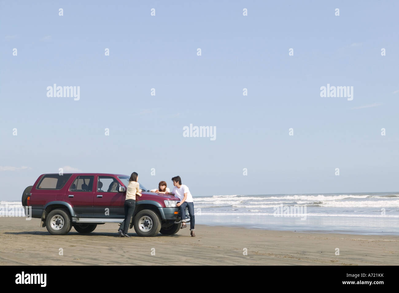 Voiture garée on beach Banque D'Images
