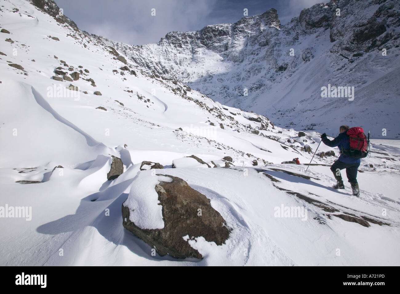 Balades dans les alpinistes Coire Lagan ci-dessous, Sgurr alasdair, sur la crête de Cuillin, Isle of Skye, Scotland, UK , en hiver Banque D'Images