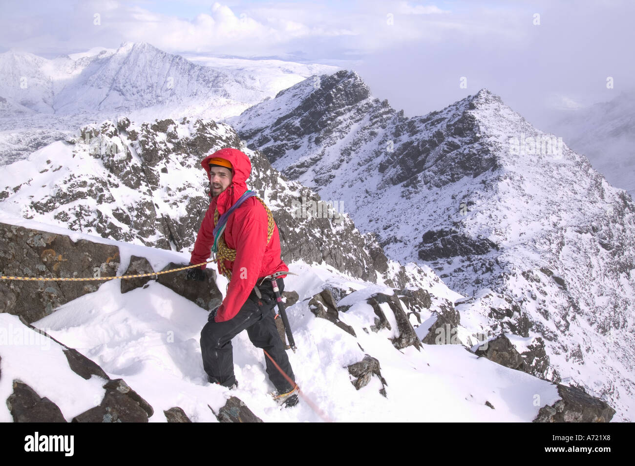 Un grimpeur sur Sgurr Alasdair, Cuillin Ridge, en plein hiver, l'île de Skye, Écosse, Royaume-Uni Banque D'Images