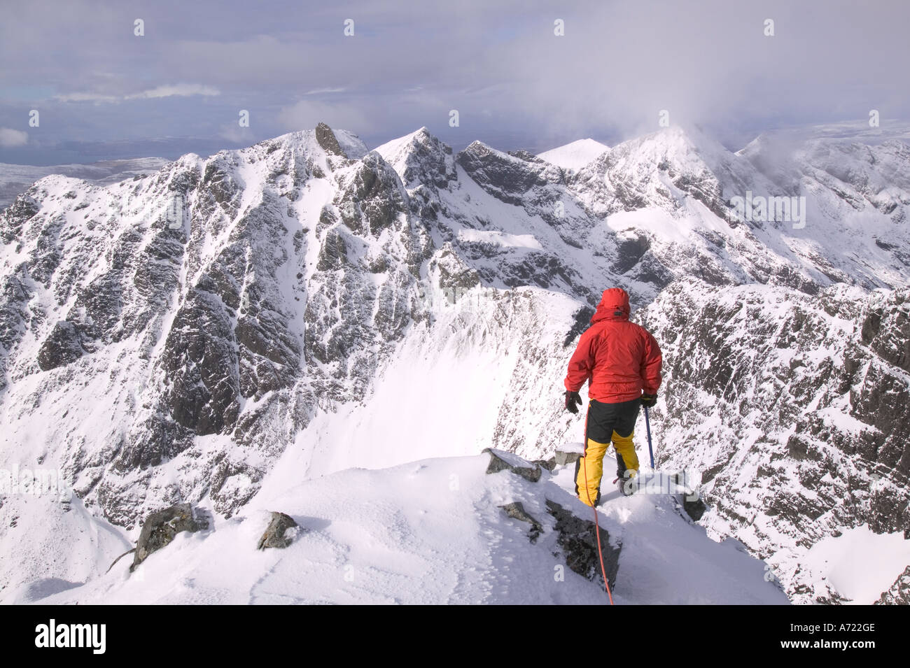 Un grimpeur sur le sommet du Sgurr Alasdair, le plus haut sommet de l'Cuillin Ridge, un Munro sur Skye, Ecosse, Royaume-Uni Banque D'Images