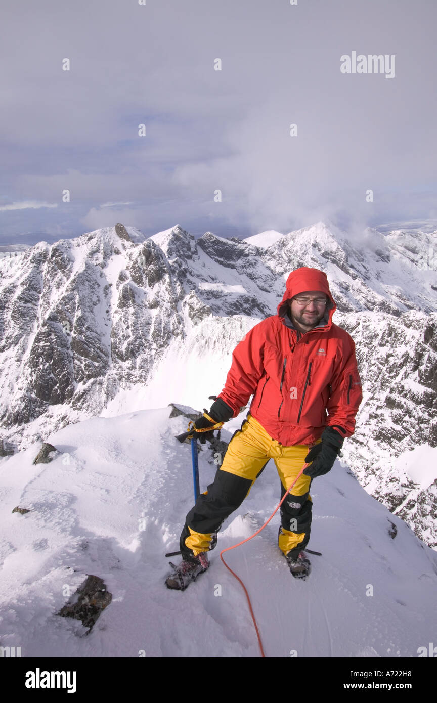 Un grimpeur sur le sommet du Sgurr Alasdair, le plus haut sommet de l'Cuillin Ridge, un Munro sur Skye, Ecosse, Royaume-Uni Banque D'Images