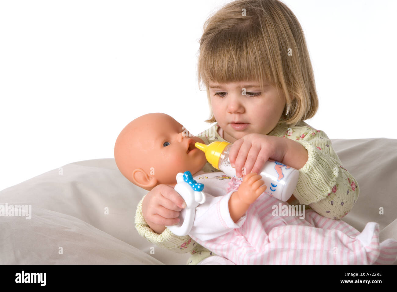 Petite fille joue avec sa poupée Photo Stock - Alamy