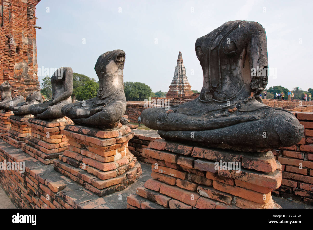 Rangée de figures de Bouddha sans tête dans le Wat Chai Wattanaram ruinée, temple bouddhiste d'Ayutthaya, Thaïlande. Banque D'Images