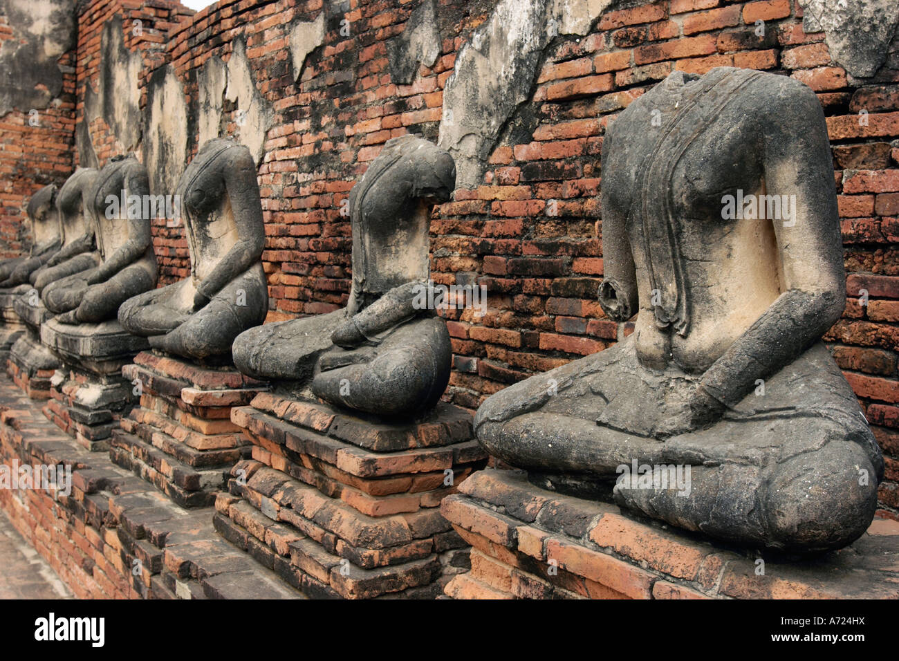 Les images de Bouddha sans tête dans le Wat Chai Wattanaram, temple bouddhiste ruiné pendant l'invasion birmane. Ayutthaya, Thaïlande. Banque D'Images