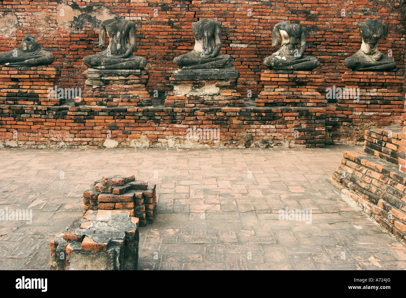 Demeure d'images de Bouddha de Wat Chai Wattanaram, temple bouddhiste d'Ayutthaya, ruiné pendant l'invasion birmane. La Thaïlande. Banque D'Images