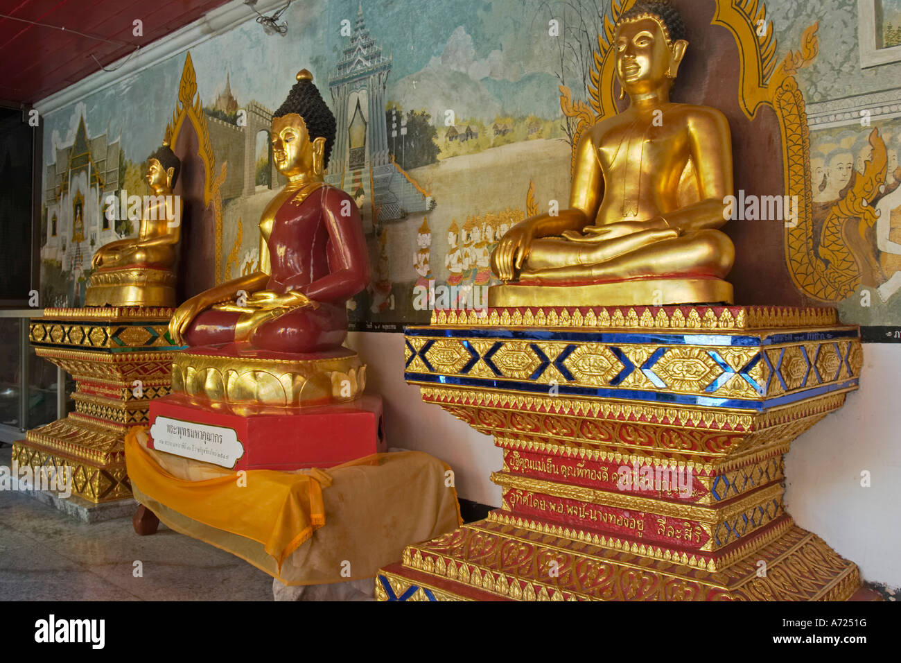 Statues de Bouddha en Wat Phrathat Doi Suthep, un temple bouddhiste très reconnu dans Chiang Mai, Thaïlande. Banque D'Images