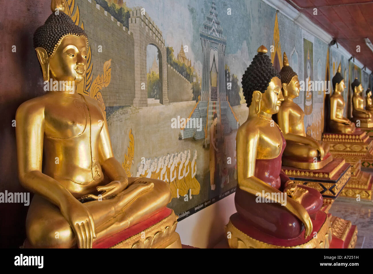 Sculptures de Bouddha de Wat Phrathat Doi Suthep, un temple bouddhiste très reconnu dans Chiang Mai, Thaïlande. Banque D'Images